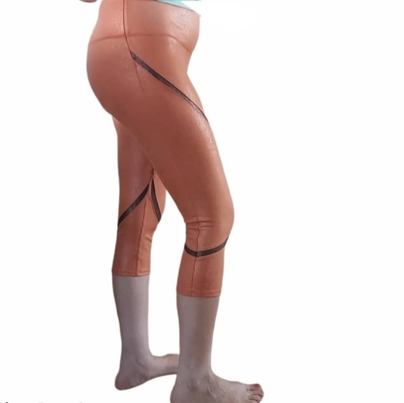 ALO Yoga whisper Capri legging . - Picture 13 of 16